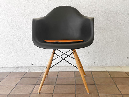 ハーマンミラー Herman Miller アームシェルチェア ポリプロピレン ドゥエルレッグ DSW ブラック クッション付き イームズ ミッドセンチュリー ◇