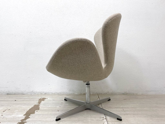 スワンチェア SWAN CHAIR ラウンジチェア アルネ・ヤコブセン Arne Jacobsen ベージュ系 ファブリック オートターン リプロダクト デンマークデザイン  A ●