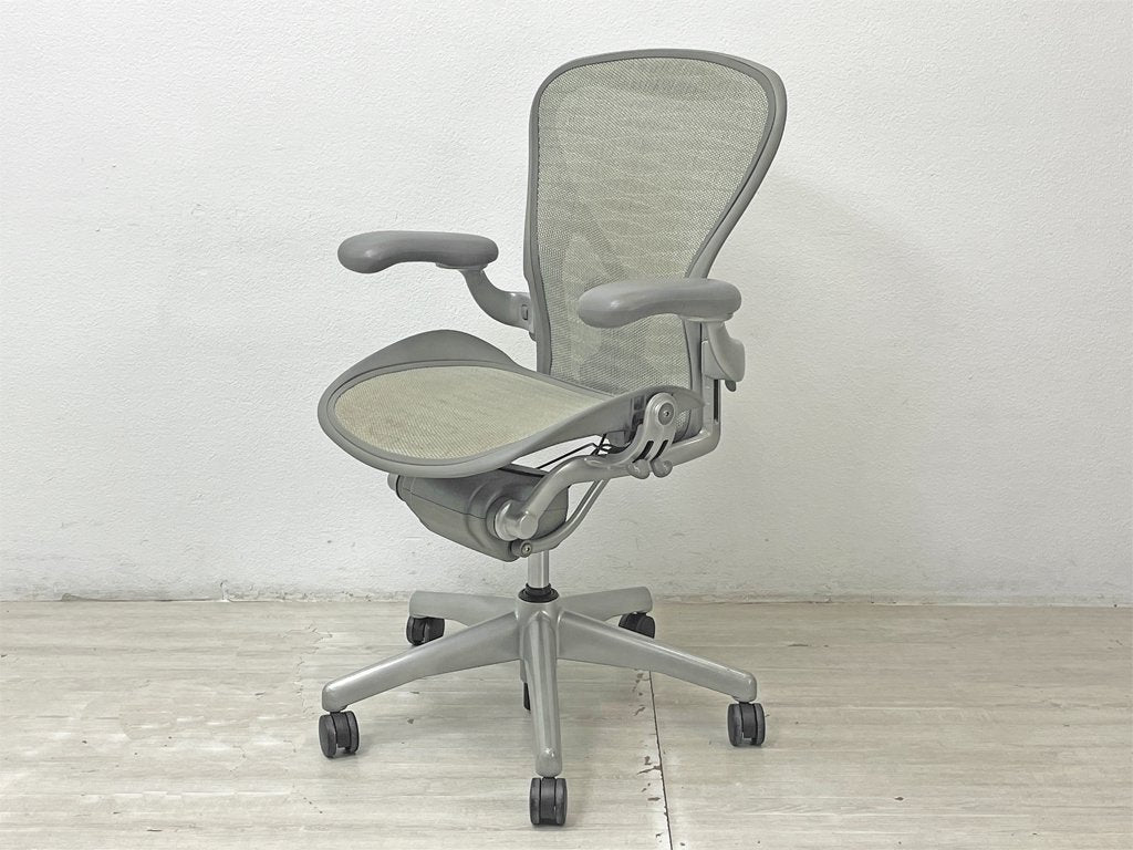 ハーマンミラー Herman Miller アーロンチェア デスクチェア フル装備 Bサイズ チタニウムカラー タキシード ポスチャーフィット ビル・スタンフ＆ ドン・チャドウィック 名作椅子 ●