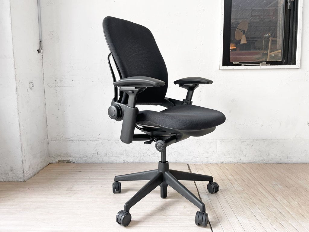 スチールケース Steelcase リープ Leap V2 デスクチェア オフィスチェア アーム付き 布張り 参考価格￥198,000- 現状品 ★