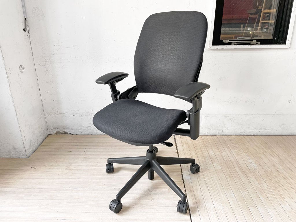 スチールケース Steelcase リープ Leap V2 デスクチェア オフィスチェア アーム付き 布張り 参考価格￥198,000- 現状品 ★