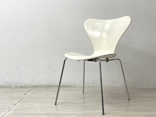 フリッツハンセン Fritz Hansen セブンチェア Seven Chair アルネ・ヤコブセン Arne Jacobsen ホワイトラッカー スタッキングチェア 北欧家具 B ●