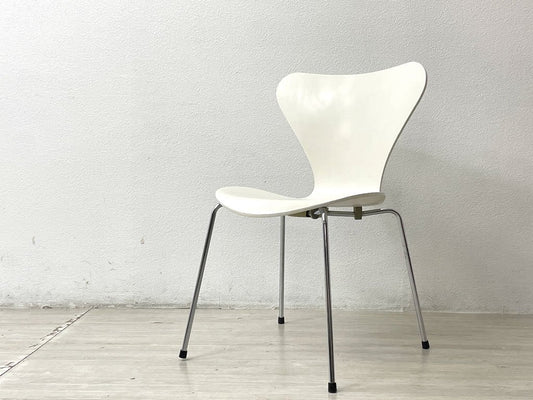 フリッツハンセン Fritz Hansen セブンチェア Seven Chair アルネ・ヤコブセン Arne Jacobsen ホワイトラッカー スタッキングチェア 北欧家具 A ●