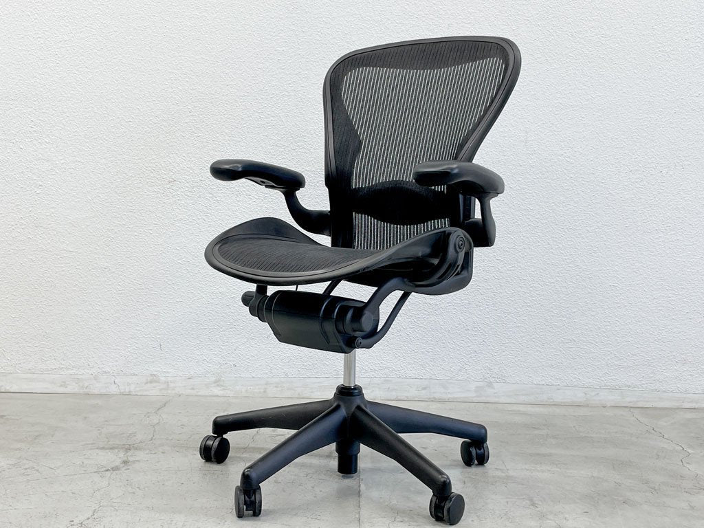 ハーマンミラー Herman Miller アーロンチェア Bサイズ スタンダード ランバーサポート クラシックカーボン グラファイトベース 〓