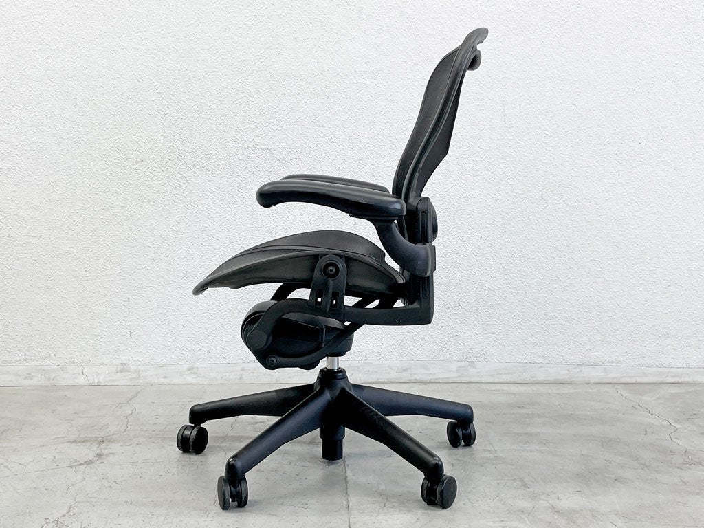 ハーマンミラー Herman Miller アーロンチェア Bサイズ スタンダード ランバーサポート クラシックカーボン グラファイトベース 〓