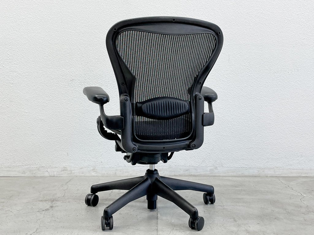 ハーマンミラー Herman Miller アーロンチェア Bサイズ スタンダード ランバーサポート クラシックカーボン グラファイトベース 〓