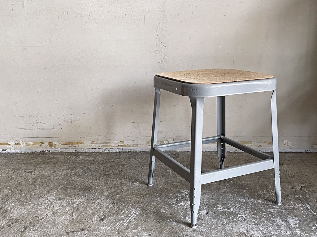 リオン LYON ファクトリー スツール FACTORY STOOL Sサイズ プレスウッドシート Dove gray パシフィックファニチャーサービス P.F.S取り扱い ■