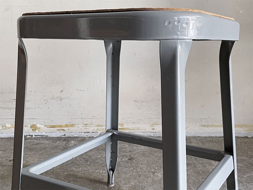 リオン LYON ファクトリー スツール FACTORY STOOL Sサイズ プレスウッドシート Dove gray パシフィックファニチャーサービス P.F.S取り扱い ■