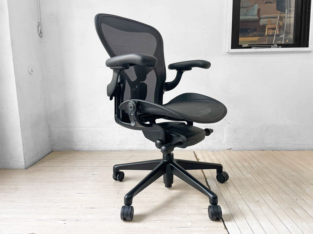 ハーマンミラー Herman Miller アーロンチェア リマスタード フル装備 Bサイズ グラファイトベース デスクチェア オフィスチェア ポスチャーフィット 説明書付き 2023年製 美品 ★