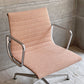 ハーマンミラー Herman Miller イームズアルミナムグループ マネジメントチェア デスクチェア マハラム生地 ペールピンク アルミバフベース 5本脚 固定脚 昇降無し イームズ ♪
