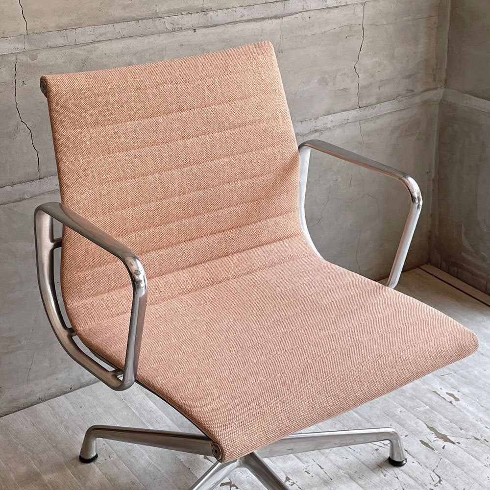 ハーマンミラー Herman Miller イームズアルミナムグループ マネジメントチェア デスクチェア マハラム生地 ペールピンク アルミバフベース 5本脚 固定脚 昇降無し イームズ ♪