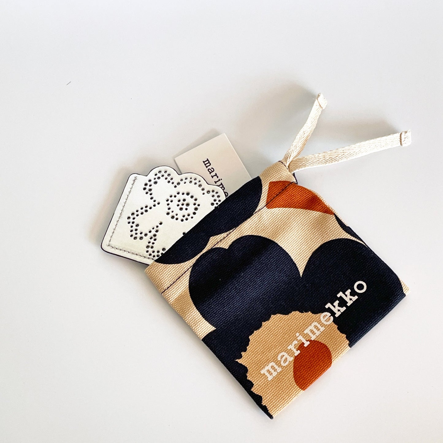 マリメッコ marimekko インプリント カードホルダー ウニッコ Imprint Card Holder Unikko シルバー カードケース ポーチ付き 北欧 ■