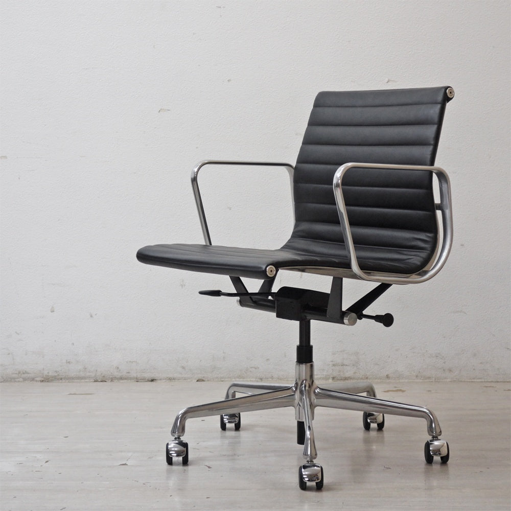 ハーマンミラー Herman Miller イームズアルミナムグループチェア マネージメントチェア アルミバフベース ガス圧昇降仕様 5本脚 キャスタータイプ 本革 イームズ B ●