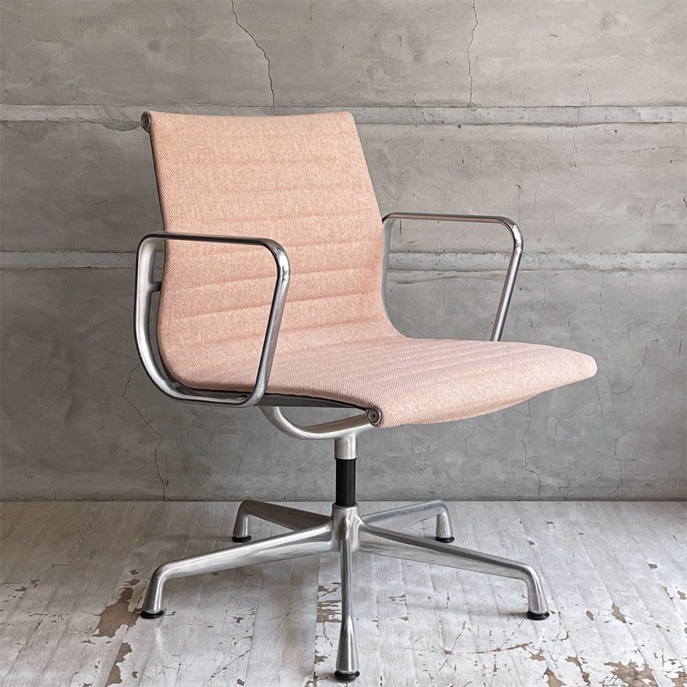 ハーマンミラー Herman Miller イームズアルミナムグループ マネジメントチェア デスクチェア マハラム生地 ペールピンク アルミバフベース 5本脚 固定脚 昇降無し イームズ ♪