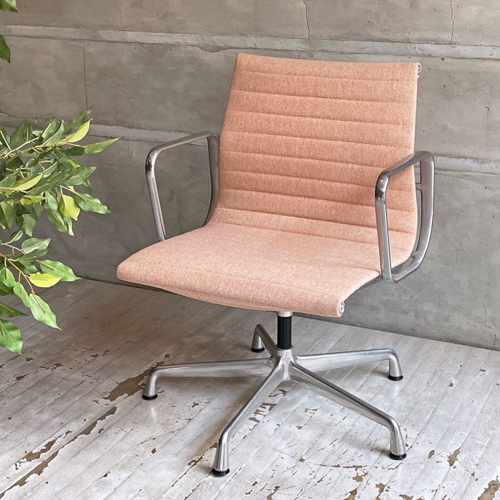 ハーマンミラー Herman Miller イームズアルミナムグループ マネジメントチェア デスクチェア マハラム生地 ペールピンク アルミバフベース 5本脚 固定脚 昇降無し イームズ ♪