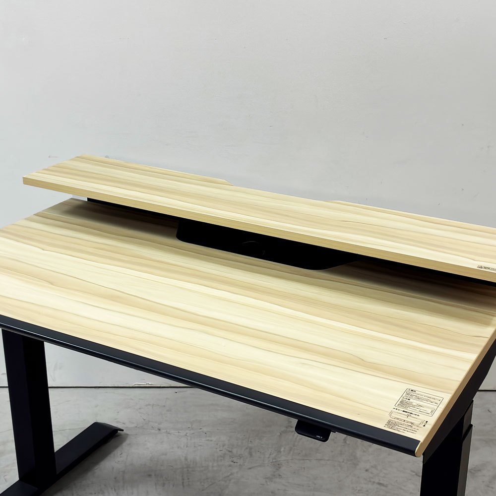 コクヨ KOKUYO ハイエンドシリーズ シークエンス SEQUENCE 電動昇降デスク W1150 チルトテーブル ベーシックレバー ハイグレードカラー ウォームミディアム天板×ブラック脚 定価￥294,910- ●