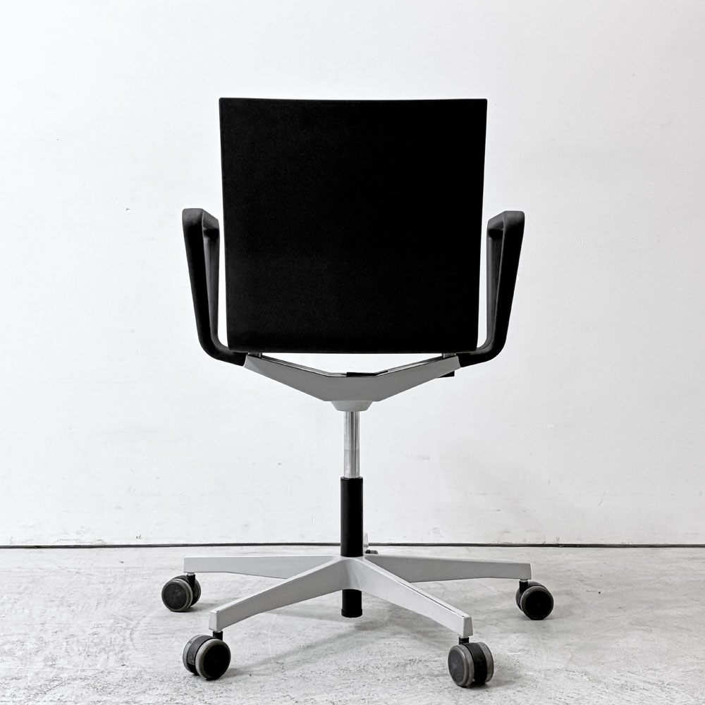 ヴィトラ vitra ゼロフォー 04. スタジオチェア  デスクチェア アームレスト付 ブラック マールテン・ヴァン・セーヴェレン 昇降機能 A ●