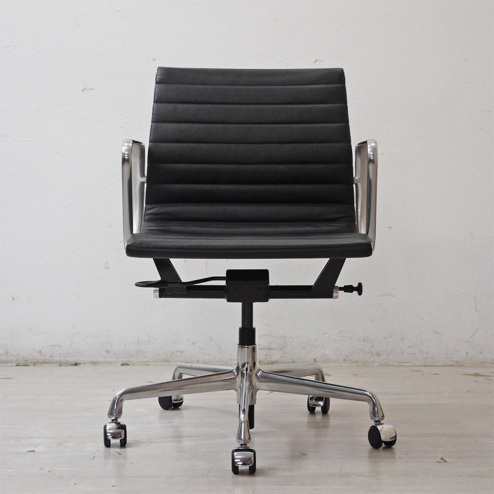 ハーマンミラー Herman Miller イームズアルミナムグループチェア マネージメントチェア アルミバフベース ガス圧昇降仕様 5本脚 キャスタータイプ 本革 イームズ D ●