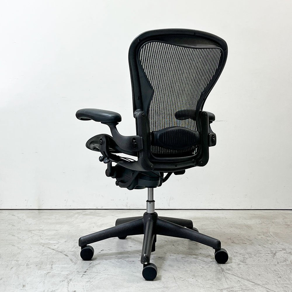 ハーマンミラー Herman Miller アーロンチェア Bサイズ ランバーサポート フル装備 グラファイトベース ビル・スタンフ ＆ ドン・チャドウィック ババナクッション新品●