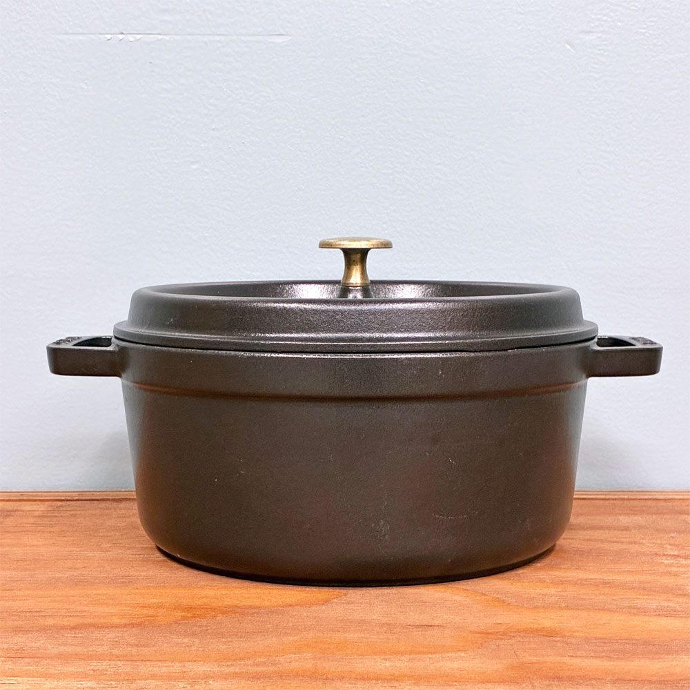 ストウブ STAUB ピコ ココット ラウンド 両手鍋 ブラック 24cm 鋳物 キャセロール ガス オーブン IH対応 フランス ◎