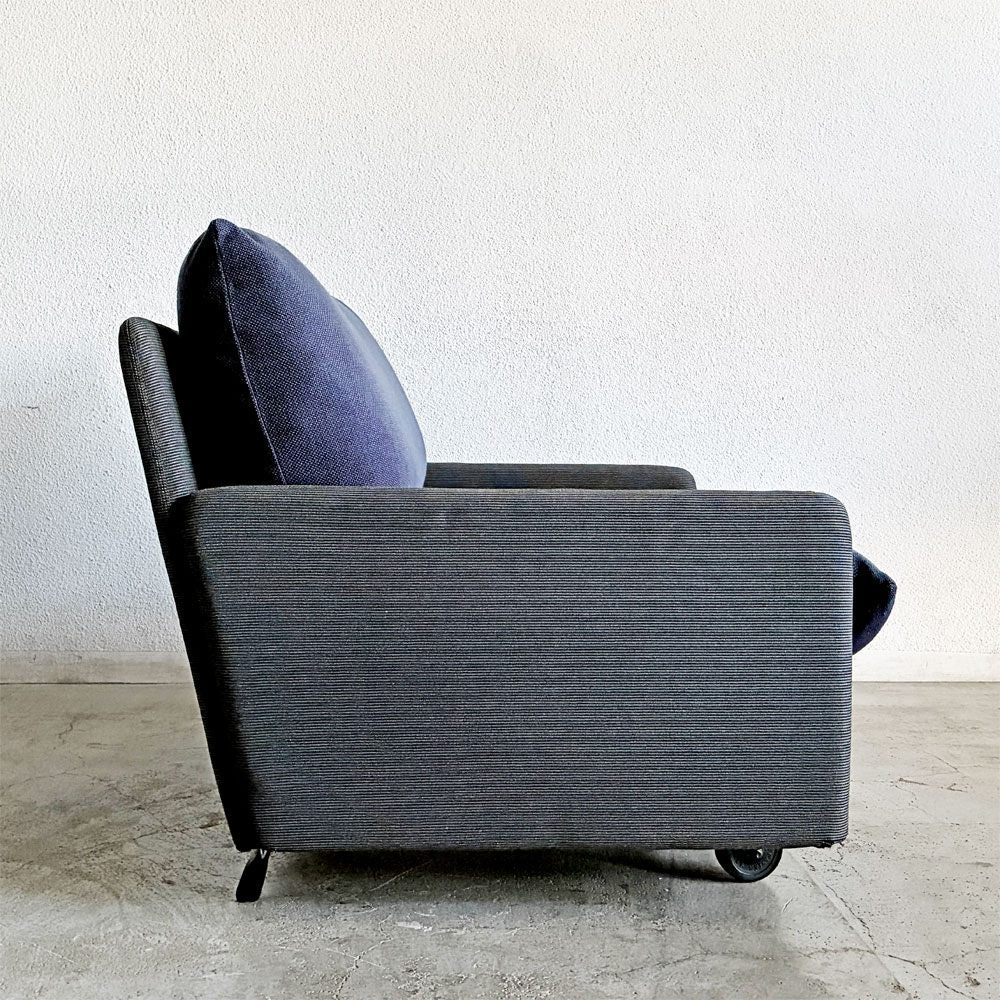 カッシーナイクスシー Cassina ixc. カレス CARESS 1シーターソファ 1人掛け ファブリック グレー×ネイビー モールドウレタン キャスター付 参考価格28万円 廃番 B 〓
