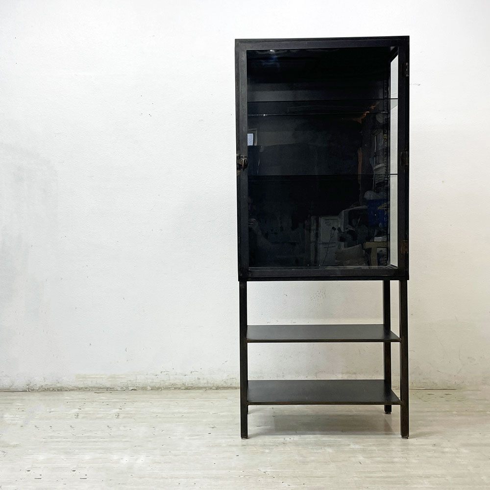 KNF Neille Olson HOME&GARDEN アイアン ガラスキャビネット ディスプレイケース 棚板高さ調節可能 アジャスター付き ●