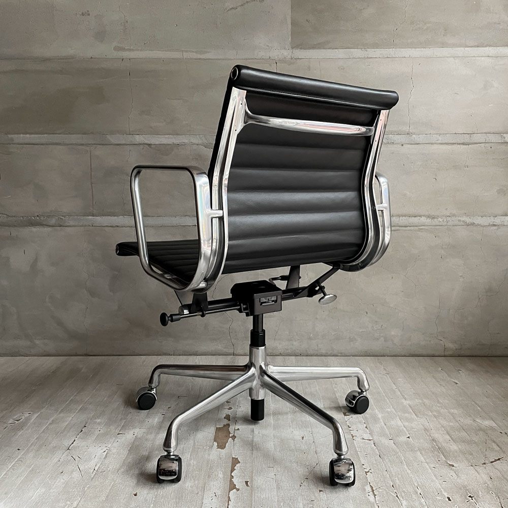 ハーマンミラー Herman Miller イームズアルミナムグループ マネジメントチェア アルミバフベース ガス圧昇降 5本脚キャスター 本革 レザー ブラック ♪