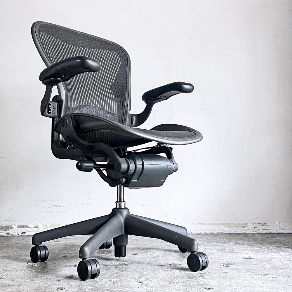 ハーマンミラー Herman Miller アーロンチェア Bサイズ ランバーサポート グラファイトベース ビル・スタンフ ＆ ドン・チャドウィック 現状品 ■