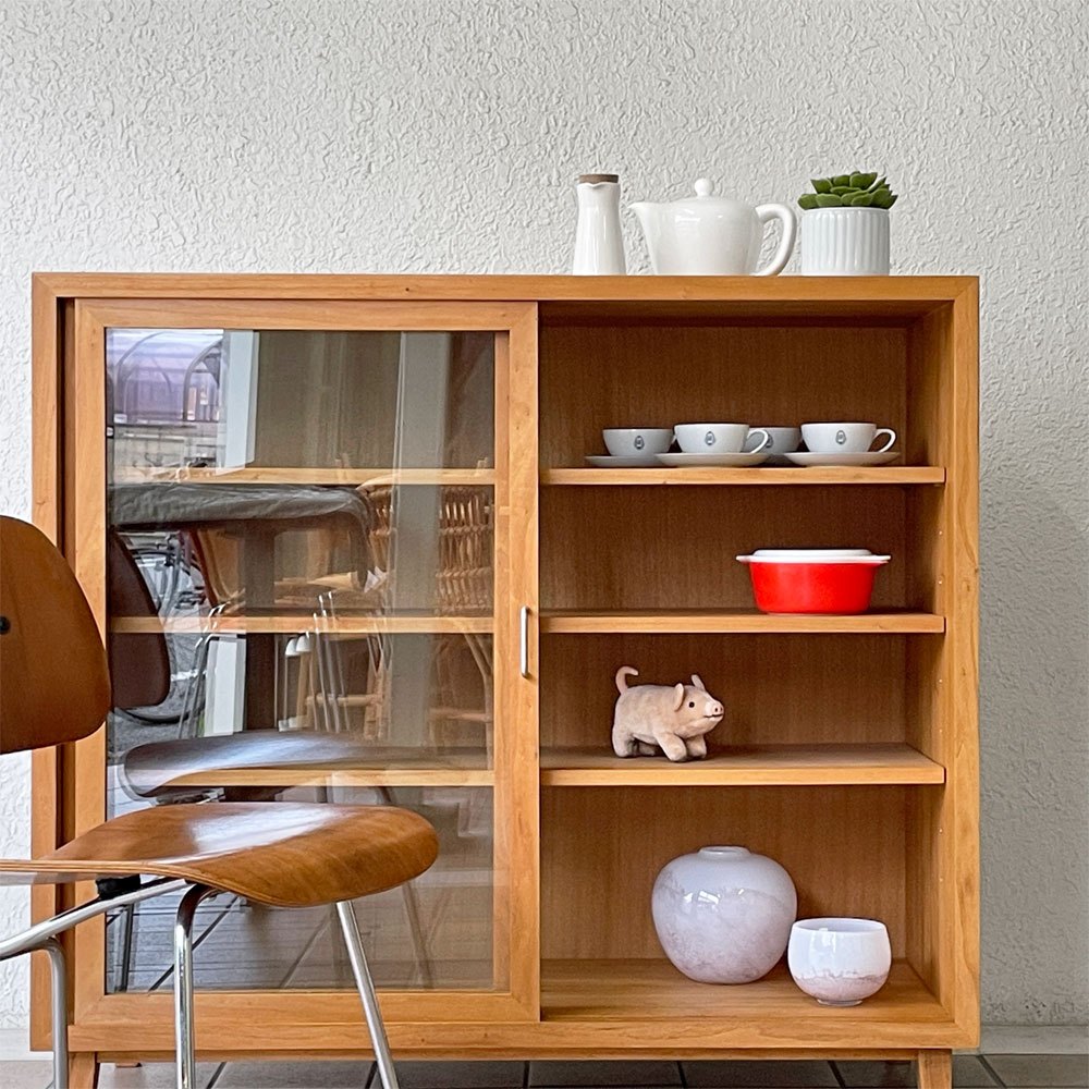 巣巣 susu ガラスキャビネット 食器棚 本棚 チーク無垢材 引き戸扉 北欧テイスト ナチュラルデザイン ◇