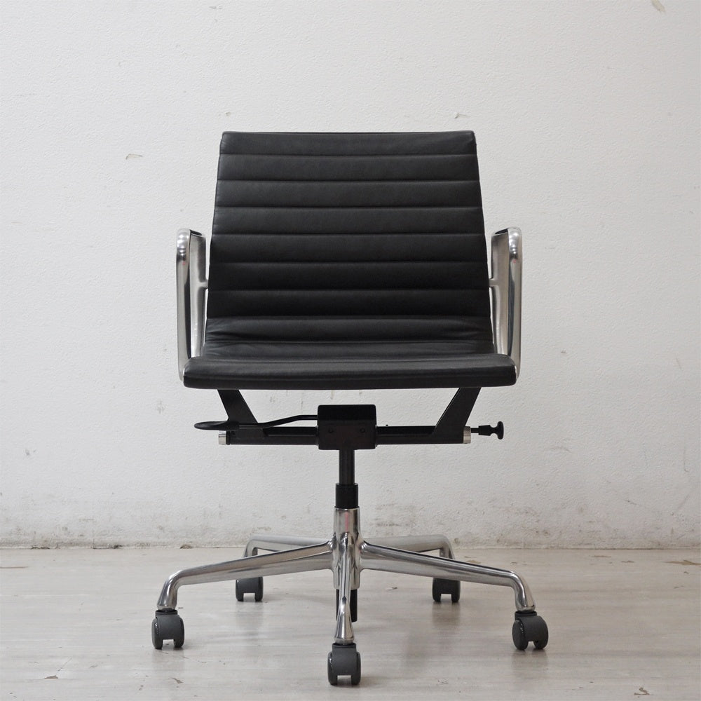 ハーマンミラー Herman Miller イームズアルミナムグループチェア マネージメントチェア アルミバフベース ガス圧昇降仕様 5本脚 キャスタータイプ 本革 イームズ F ●