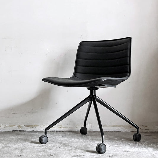 アルペール arper カティファ46 Catifa46 ミーティングチェア デスクチェア アームレス PVCレザー ブラック 4本脚 キャスター付き ■