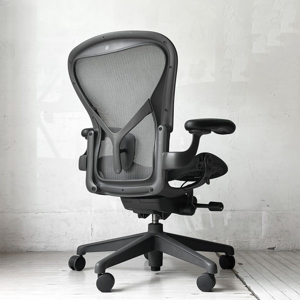 ハーマンミラー Herman Miller アーロンチェア デスクチェア リマスタード ライト Bサイズ グラファイトベース ビル・スタンフ ＆ ドン・チャドウィック ポスチャーフィット ★