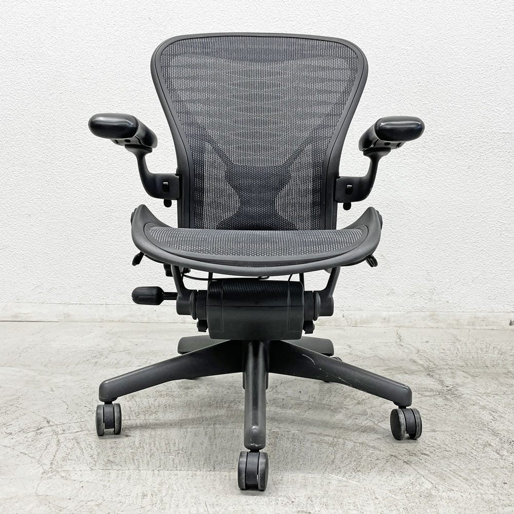 ハーマンミラー Herman Miller アーロンチェア デスクチェア Bサイズ ポスチャーフィット タキシード グラファイトベース ビル・スタンフ ＆ ドン・チャドウィック 〓