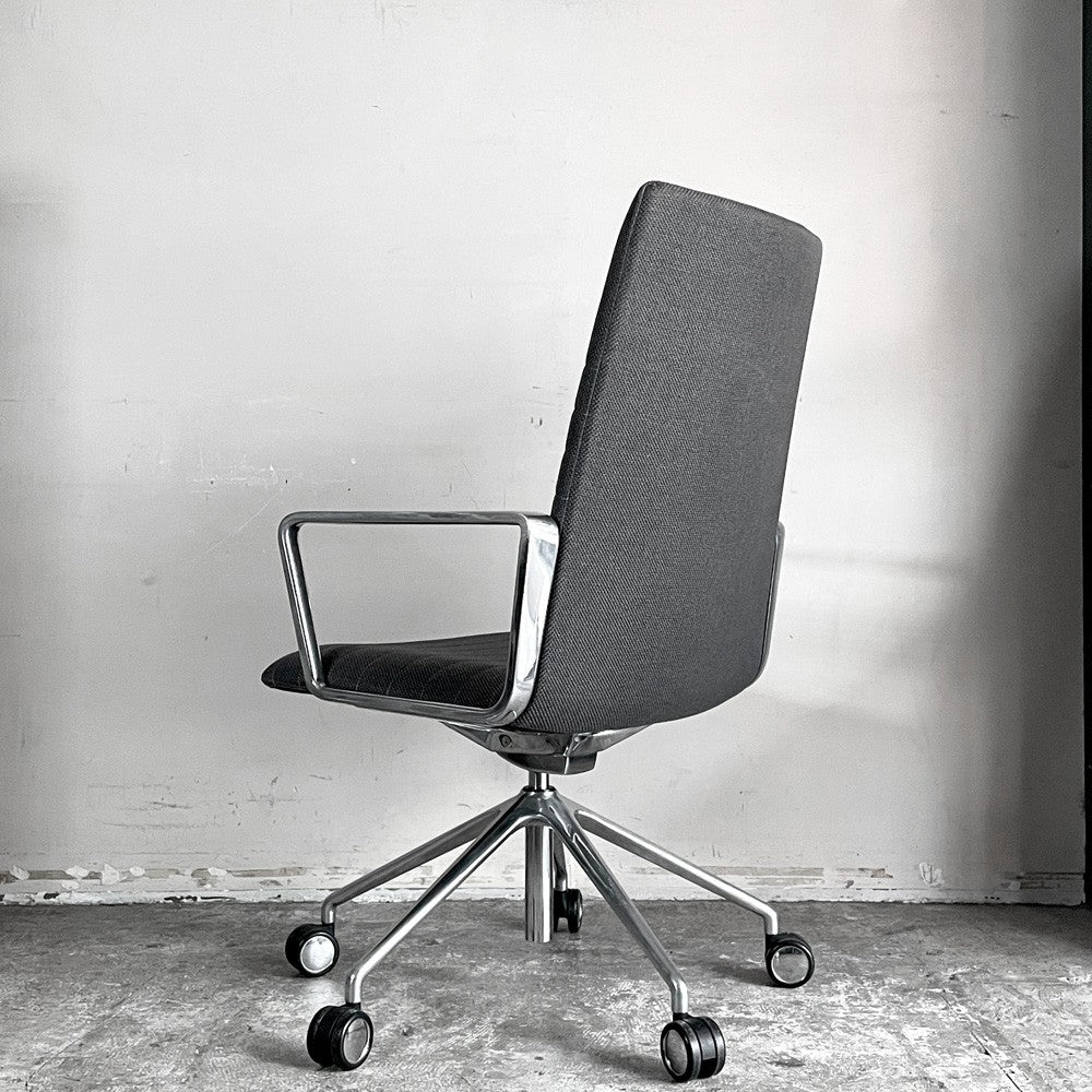 アンドリューワールド Andreu World フレックス エグゼクティブ Flex Executive インターミディエイトバック アームチェア デスクチェア アルミ キャスターベース ガス圧昇降 参考価格 ¥295,460- ■