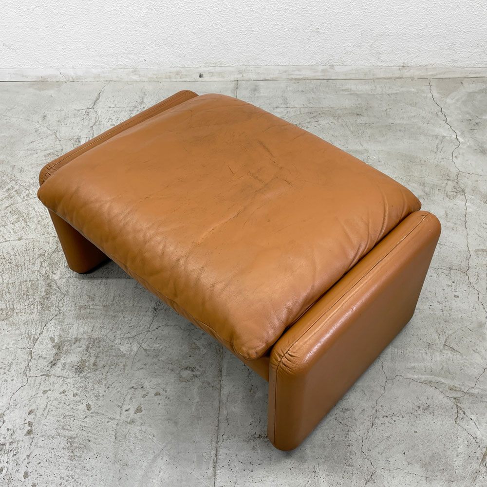 カッシーナ Cassina 675-OT マラルンガ MARALUNGA オットマン フットスツール 本革 ヴィコ・マジストレッティ 定価539,000円 〓