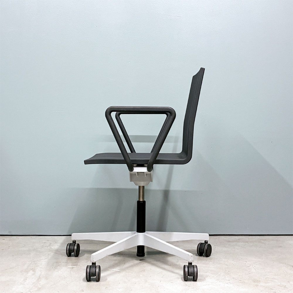 ヴィトラ vitra ゼロフォー 04. スタジオチェア デスクチェア アームレスト付 ブラック マールテン・ヴァン・セーヴェレン 昇降機能 定価202,400円 ◎