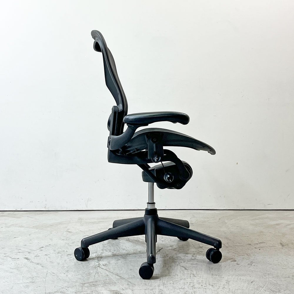 ハーマンミラー HermanMiller アーロンチェア ライト Bサイズ クラシックカーボンメッシュ ランバーサポート グラファイトベース アーム可動式 ●
