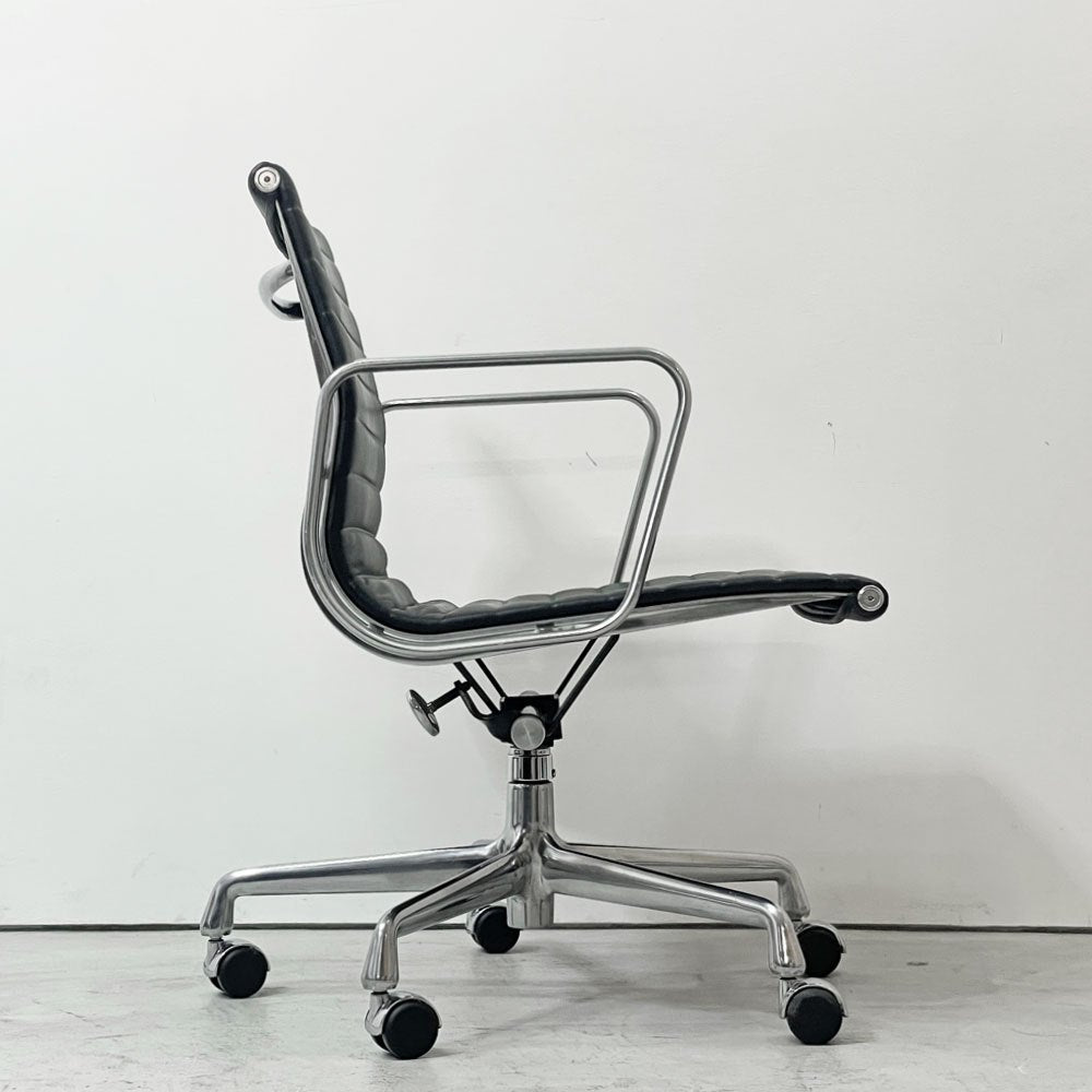 ハーマンミラー Herman Miller アルミナムグループ マネジメントチェア 本革 ブラック 回転式昇降 5本脚 キャスター付 C&R イームズ ●