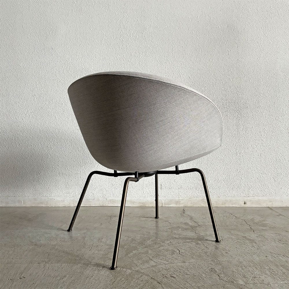 フリッツハンセン Fritz Hansen ポットチェア 3318 POT ラウンジチェア ファブリック クリスチャンハウン ベージュ ブラウンブロンズレッグ アルネ・ヤコブセン デンマーク 定価￥297,880- 展示品 〓