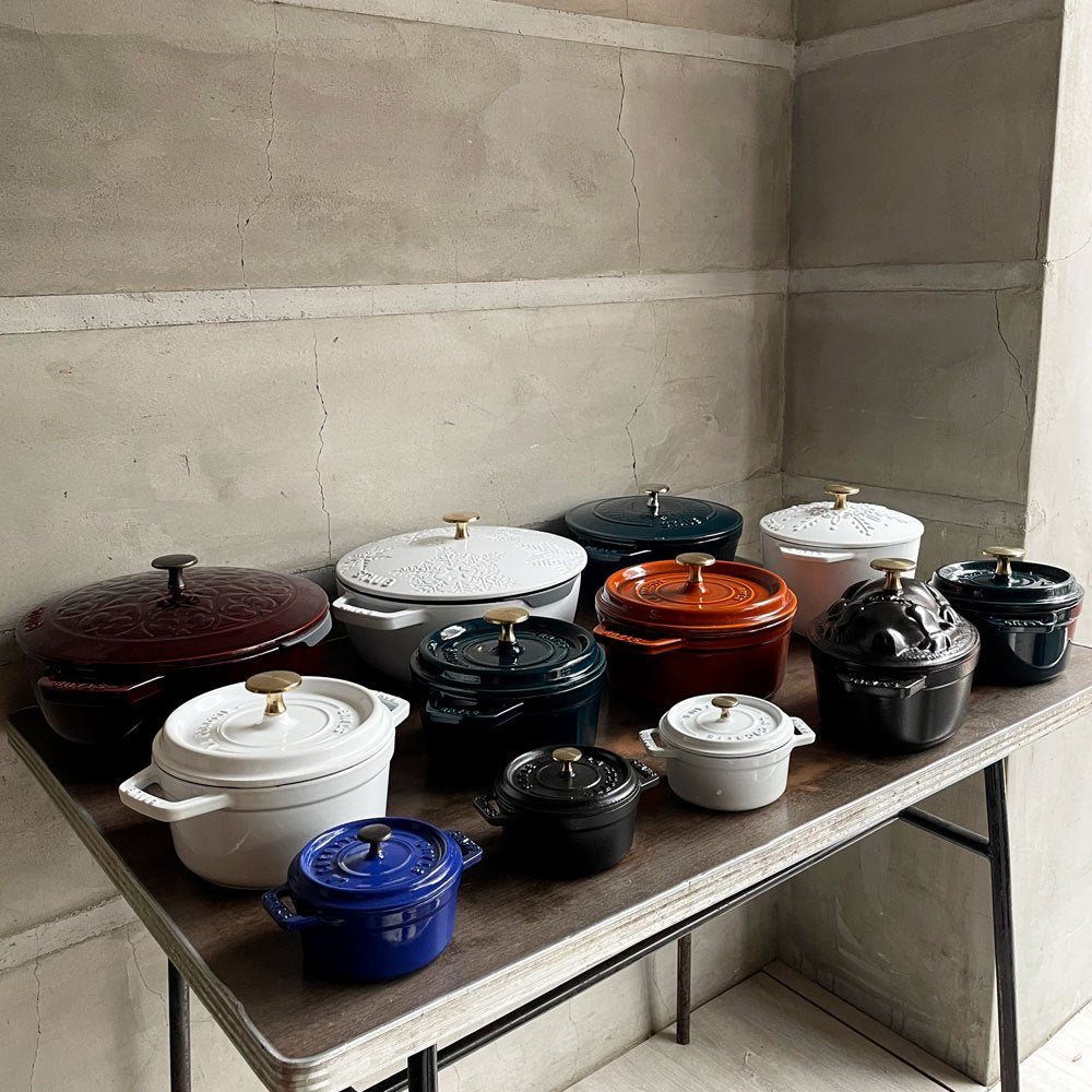 ストウブ Staub リリー シグネチャーココット グレナディンレッド 24cm 両手鍋 ホーロー鍋 IH対応 鋳物 フランス製 プロテクター付き ♪