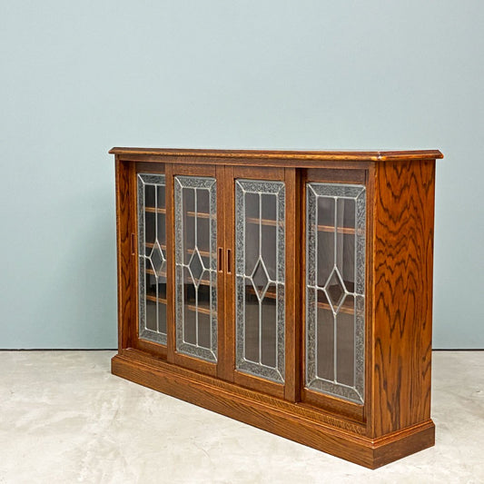 三越家具 カントリーハウス ブルージュ CDB3 ガラスキャビネット ステンドグラス 引き戸 4枚扉 オーク材 カントリースタイル アンティークスタイル W117cm ◎