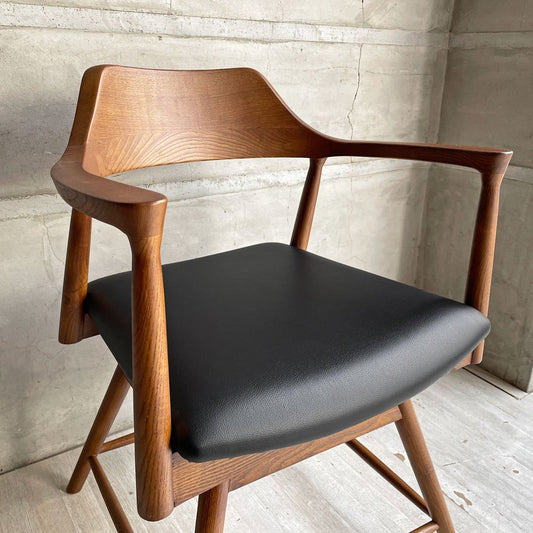 関家具 ロジャー ROGER ダイニングチェア アームチェア 回転式座面 アッシュ材 ウォールナットカラー PVCレザー 合成皮革 ブラック ♪