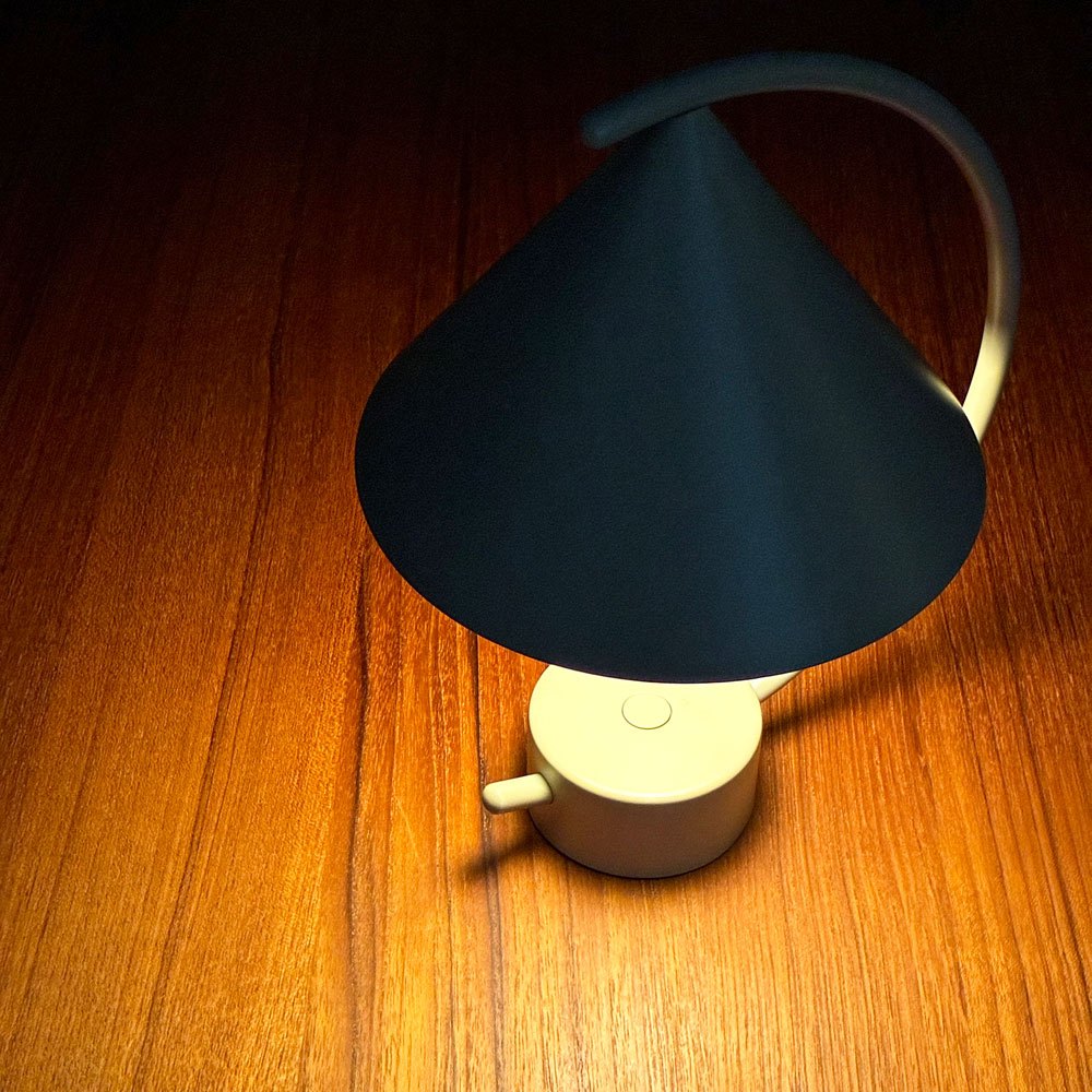 ファームリビング Ferm Living メリディアン ポータブルランプ カシミア ベージュ 北欧 デンマーク 参考定価：￥40,150- ◎