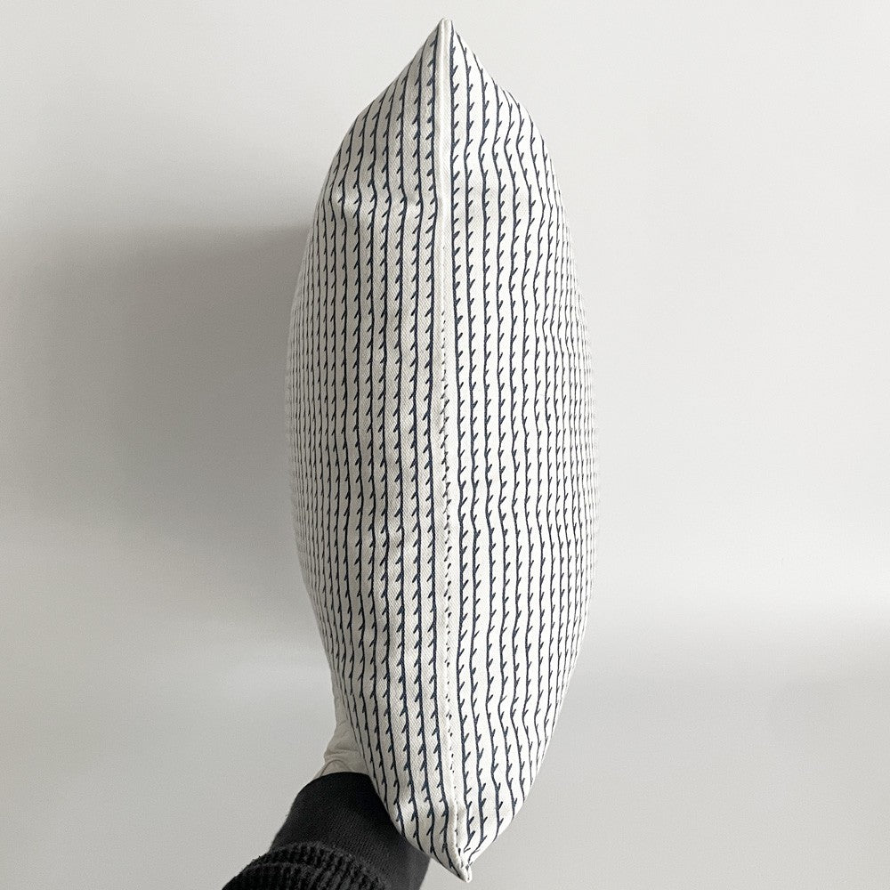 アルテック artek リヴィ クッションカバー RIVI Cushion Cover ホワイト × ブルー インナークッション付 W40×D40 北欧雑貨 デンマーク ■