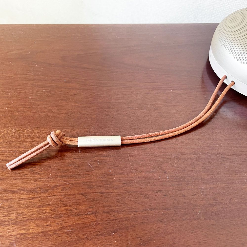 バング＆オルフセン Bang & Olufsen ビオサウンド Beosound A1 2nd Gen ポータブルスピーカー Gold Tone 防水 Bluetooth 箱付 セシリエ・マンツ Cecilie Manz 定価￥39,900- ◎