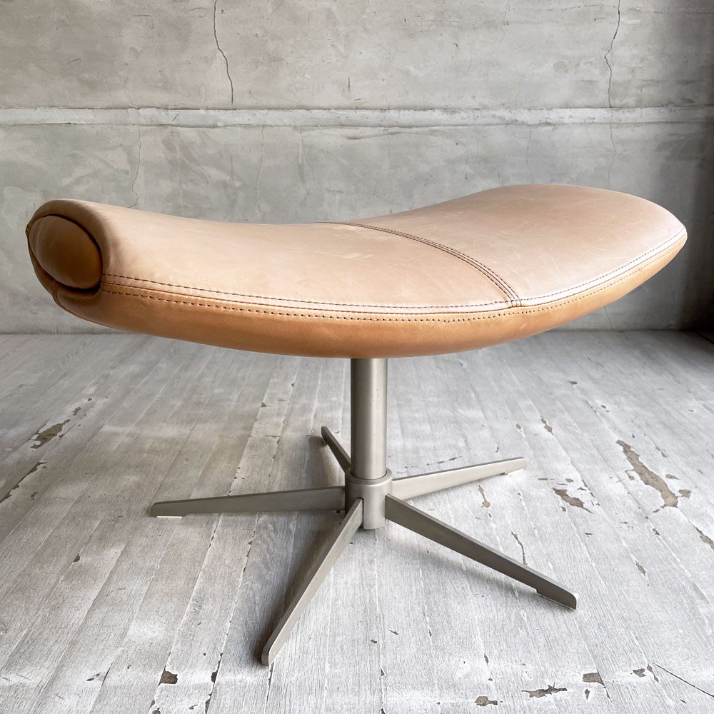 ボーコンセプト BoConcept スキラ Squilla ラウンジチェア 回転ベース オットマン付き 5本脚ベース レザー 本革 ベージュ系カラー デンマーク♪
