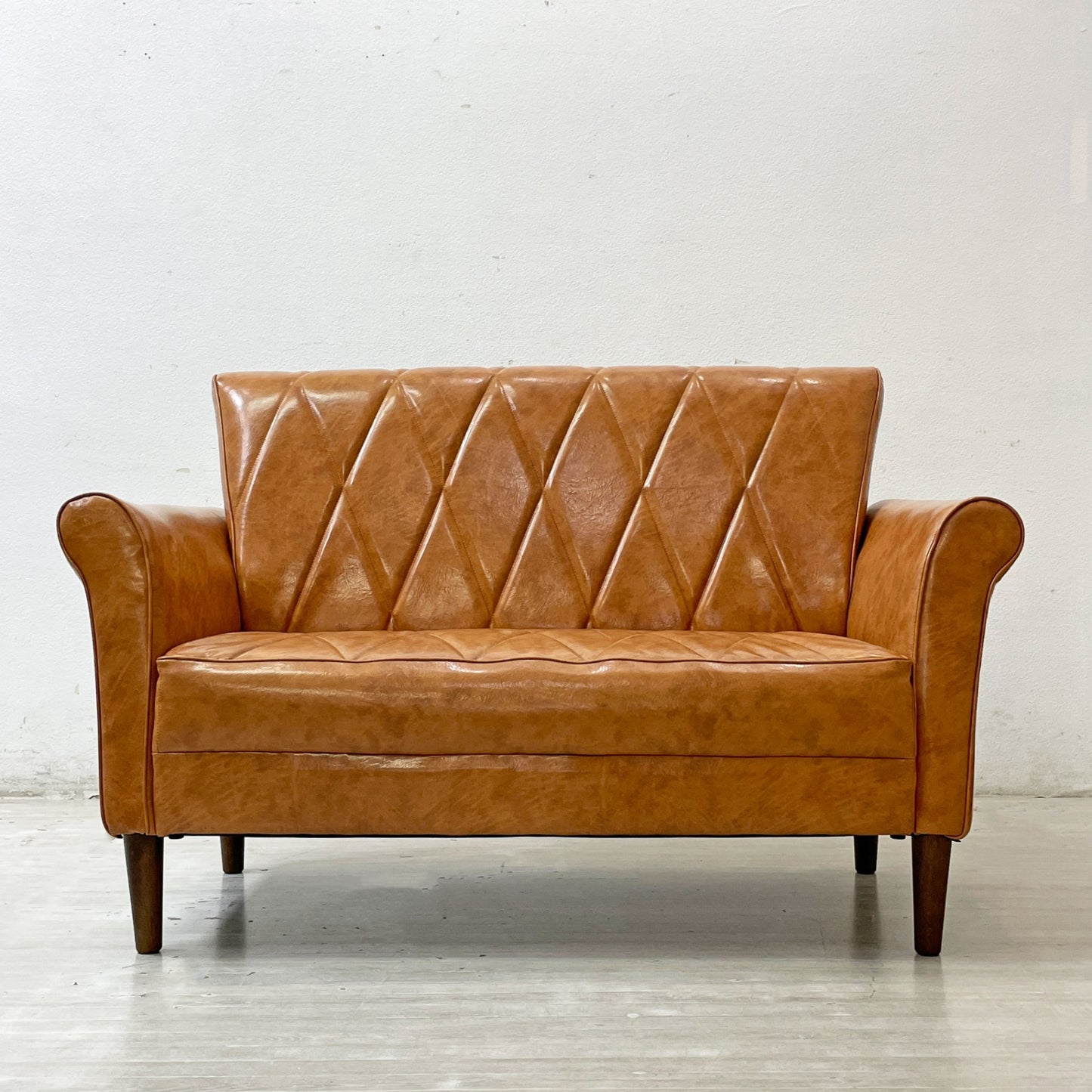 ビーカンパニー B-COMPANY クルー CREWE 2pソファ クレイ レトロモダン PVCレザー キルティング ステッチ 定価 72,600円 ●