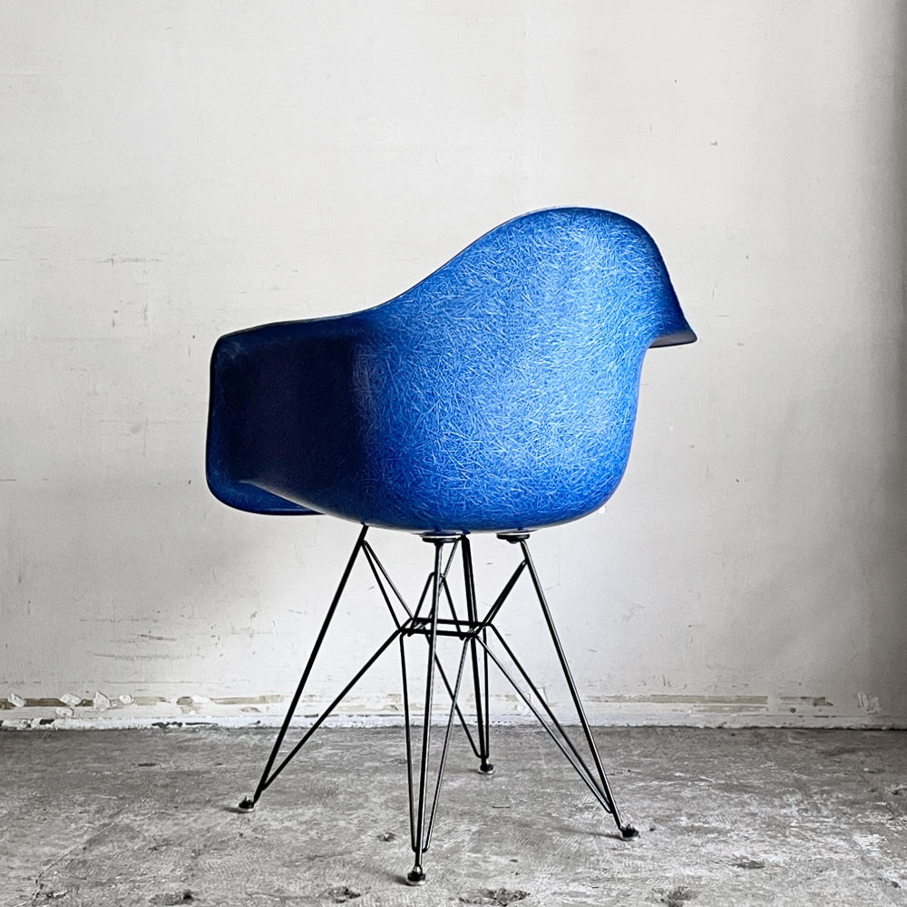 ハーマンミラー Herman Miller アームシェルチェア 現行FRP製 ウルトラマリンブルー エッフェルベース C&R イームズ ミッドセンチュリー ■