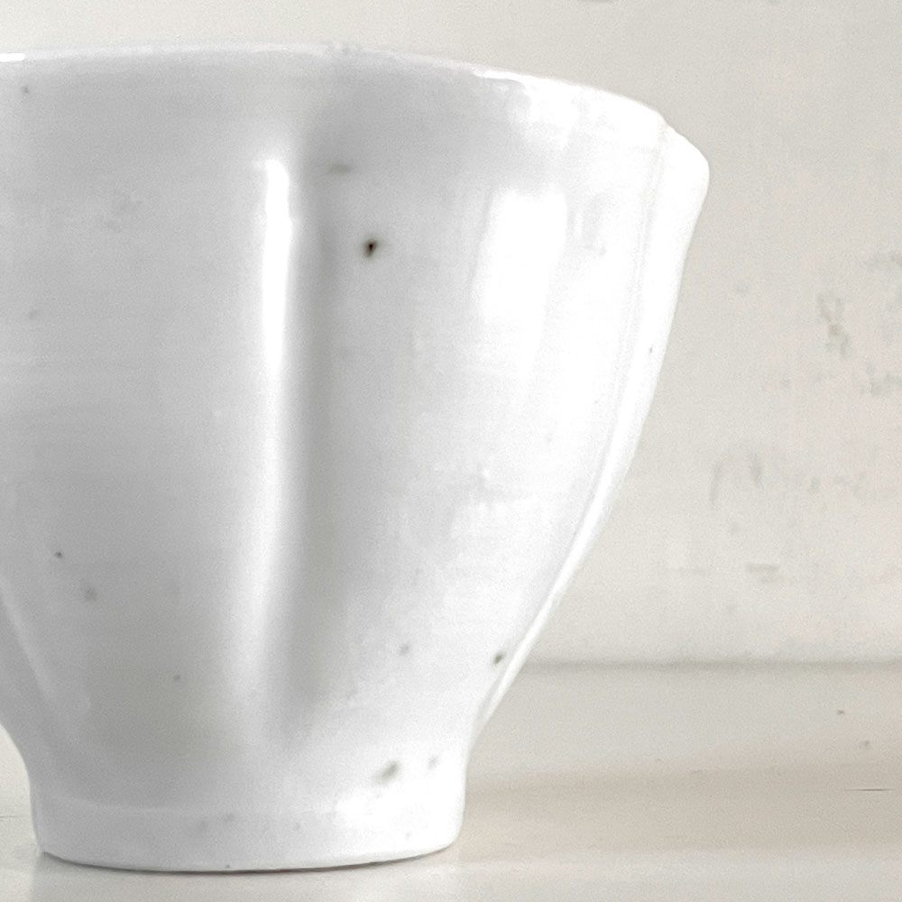 境知子 白釉輪花茶杯 湯呑 ぐい呑み 猪口 カップ 白磁 Φ8.5cm 陶芸家 現代作家 A ■