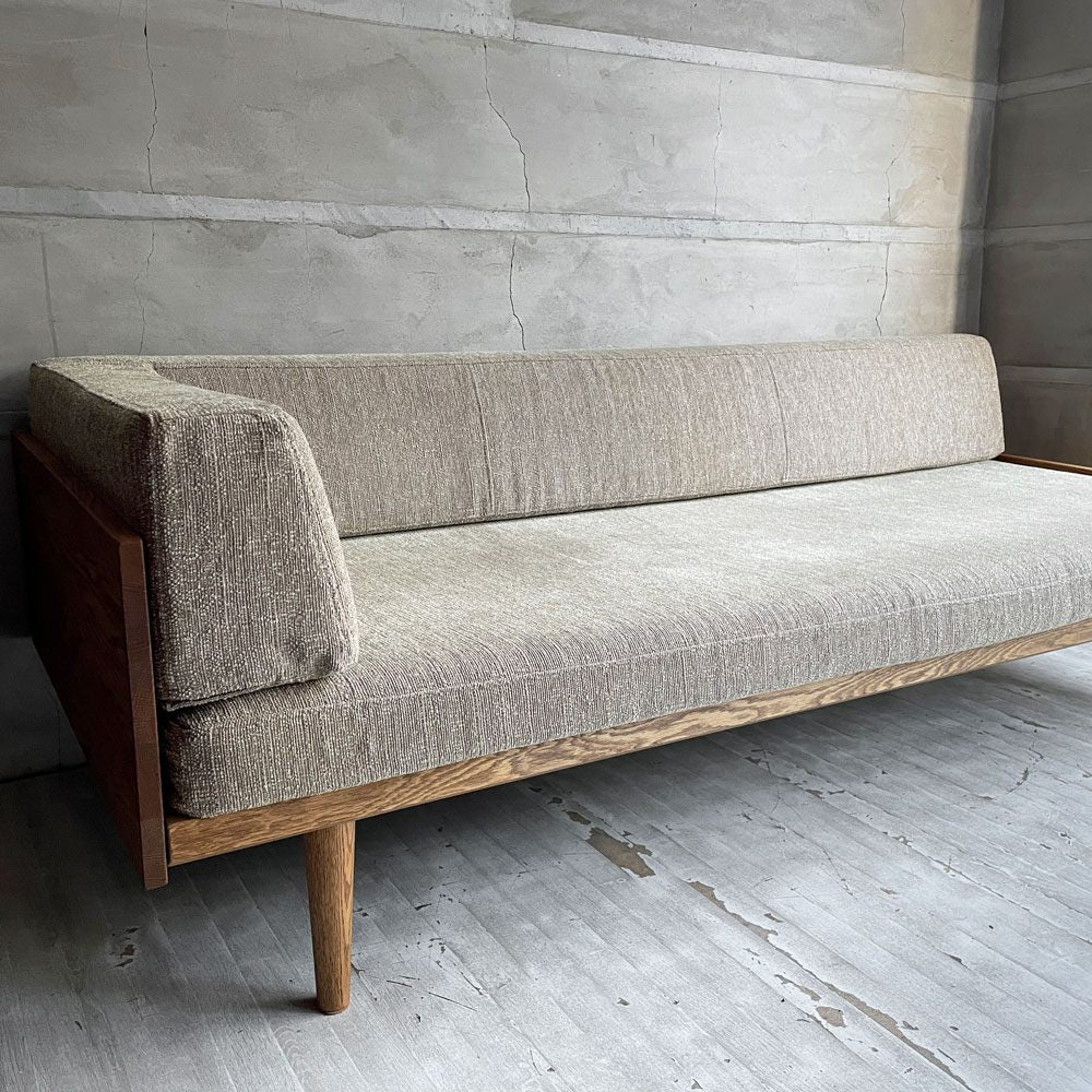 モモナチュラル Momo natural デイソファ DAY SOFA 3Pソファ 3人掛け ONE ARM L 片アーム オーク無垢材 ベージュ系ファブリック 参考定価￥161,500～ ♪